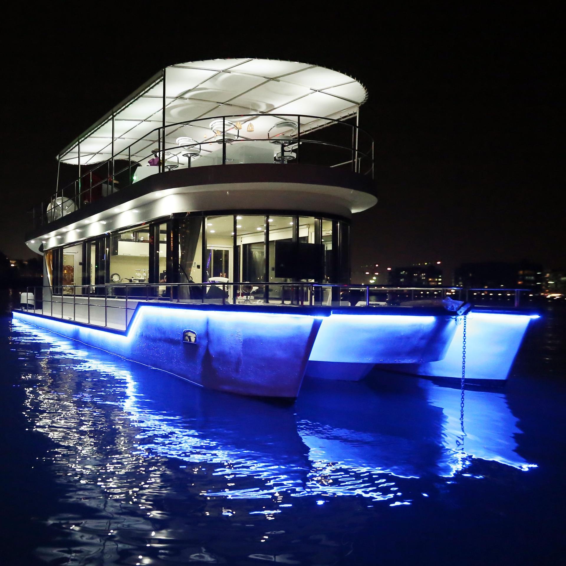 beautiful houseboat for sale plz call +9710507600058