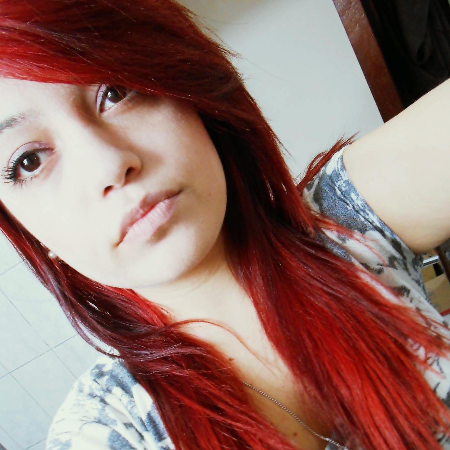 Desastre + ciúmes + sarcasmo + irônia + bagunça + insegurança + chatisse + irritância + idiotice + esquisitisse + loucura + sonhos = eu.