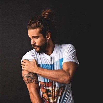 manbunlove's profile picture. Damn hun...look at that man bun ;)