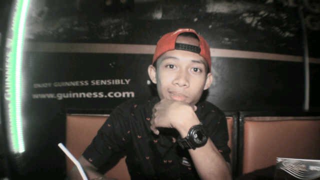Humoris, suka becanda, dan yg paling keren gw setia men..!!! :)