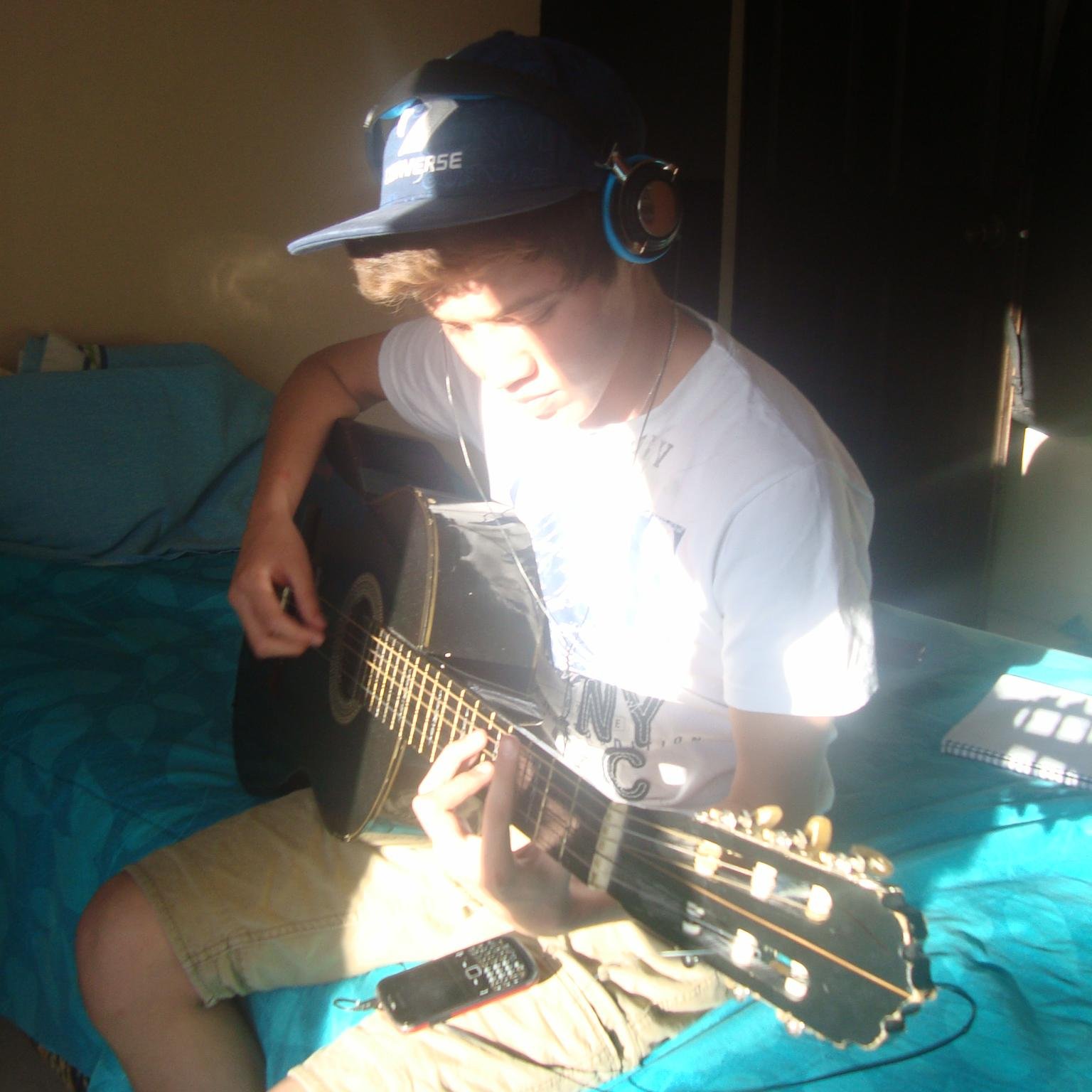 Guitarrista, Cantante y amo a Ariana Grande *-*
I'm a guitarist, singer and I love Ariana Grande 3

Yes, I speak English and Spanish:*

Follow me and I follow.