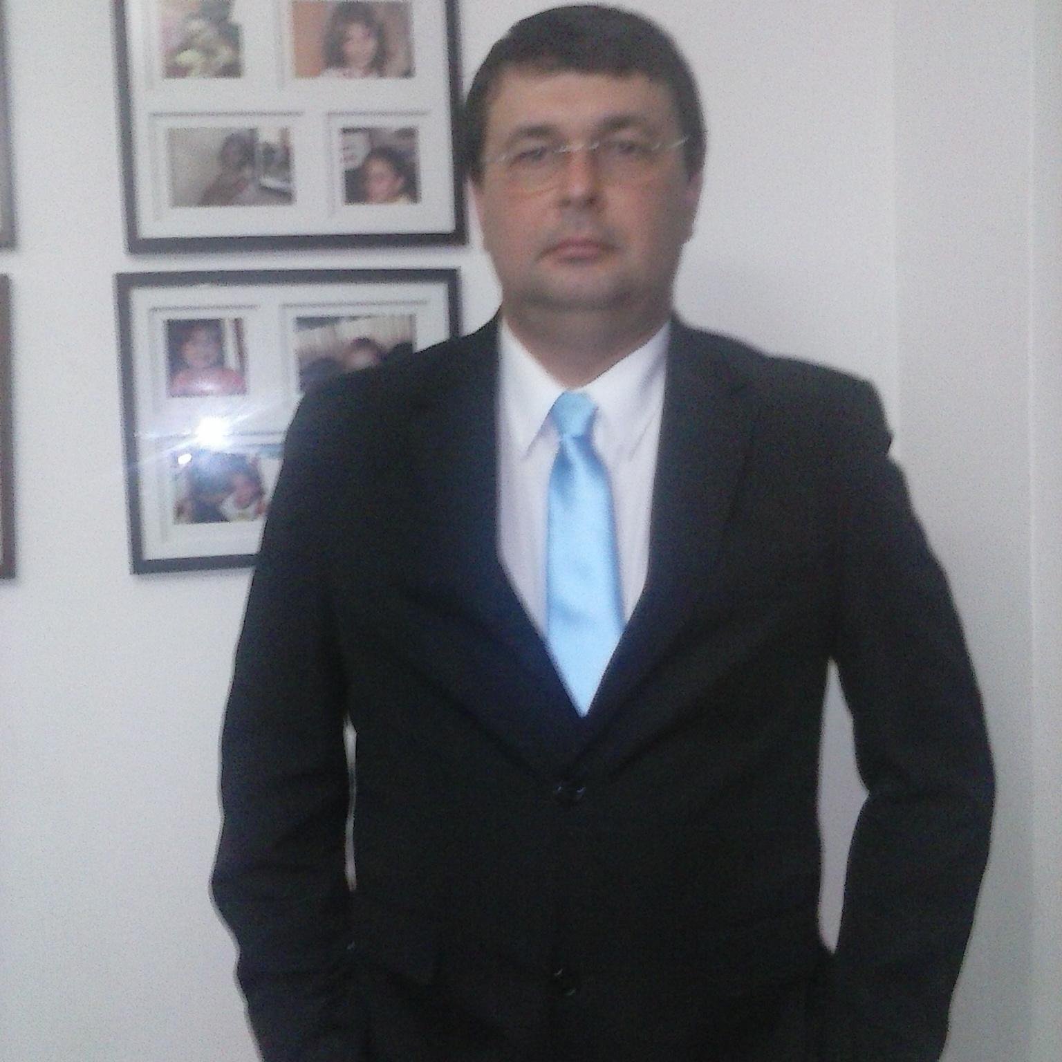 Advogado, Economista com Pós-Graduação em Administração de Marketing e Especialista em Direito e Processo do Trabalho.