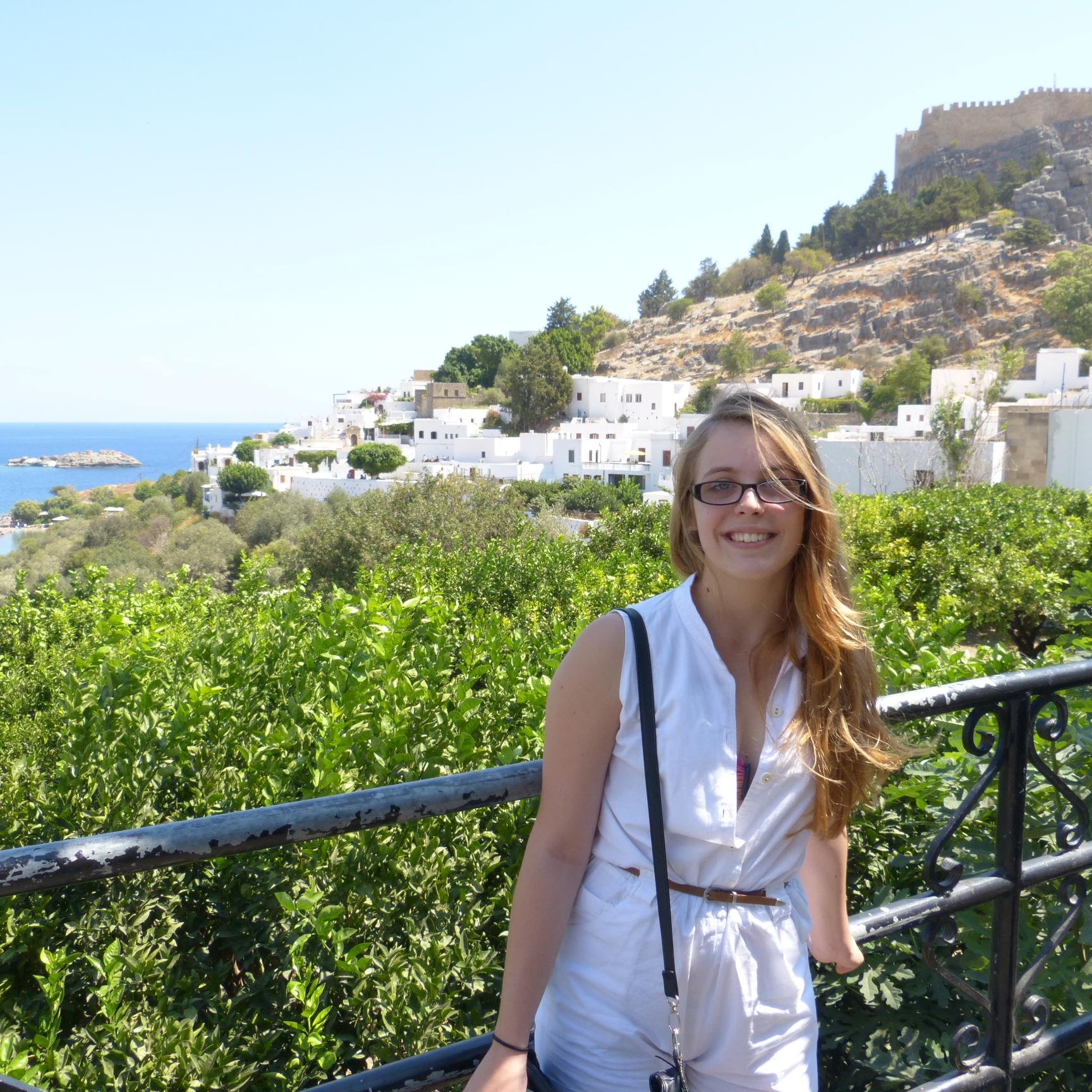 CalypsoBH's profile picture. Rousse mais pas vraiment. Marmotte-chat. Un peu petite, artiste, fofolle. Musique, cinéma, cuisine et mode. Etudiante en stylisme. Future Coco Chanel... Ou pas.