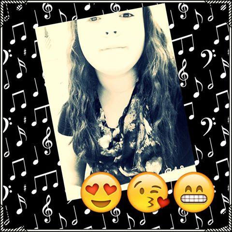 I love MGK .  Snap chat .. Sarah_Annemarie  Singleee .    I love to sing .  I'll keep it 3hunna witchu. .  (; I got me . && me only .