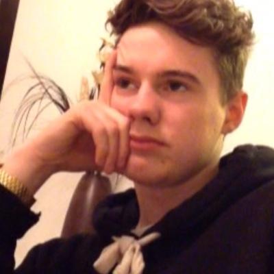 I KNOW THIS IS ANNOYING BUT PLEASE FOLLOW @shouterftw ILY IF YOU DO CAUSE I JUST GAVE U A FREE FOLLOW OK
