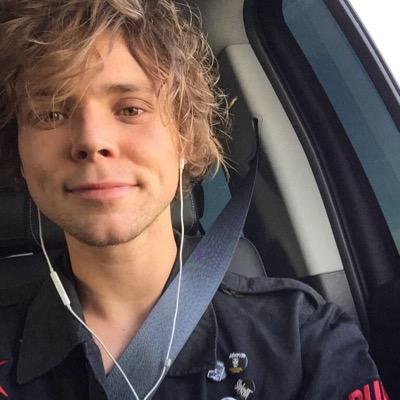 hi please follow @bluevelvetlrh bc she gave you this follow :))