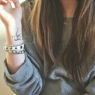 ‏‏{فتاة رومنسيه ذات تواضع لا تحب الا من يروقها}