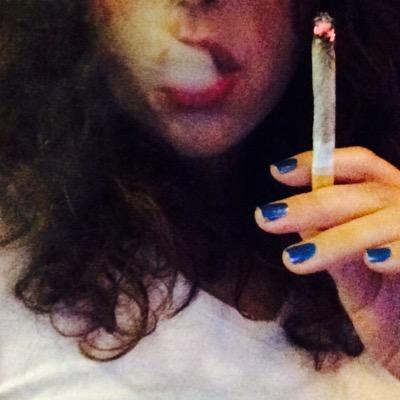 fiestas,drogas y otras filosofias.     
porros ✌️