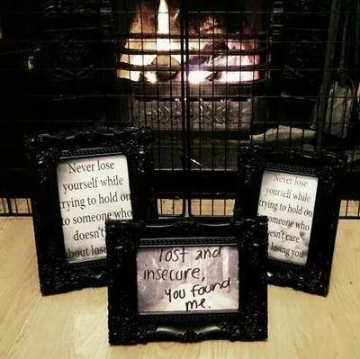 You can buy a small frame (10x15) for €3.50 including any quote of your choice. The second choice is a larger frame (13x18) for €4.50 also including any quote.