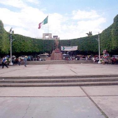 Es un municipio del nororiente de Michoacan,cuya cabecera es Ciudad Hidalgo, la cual se encuentra a 100 Km por carretera hacia el oriente de la capital