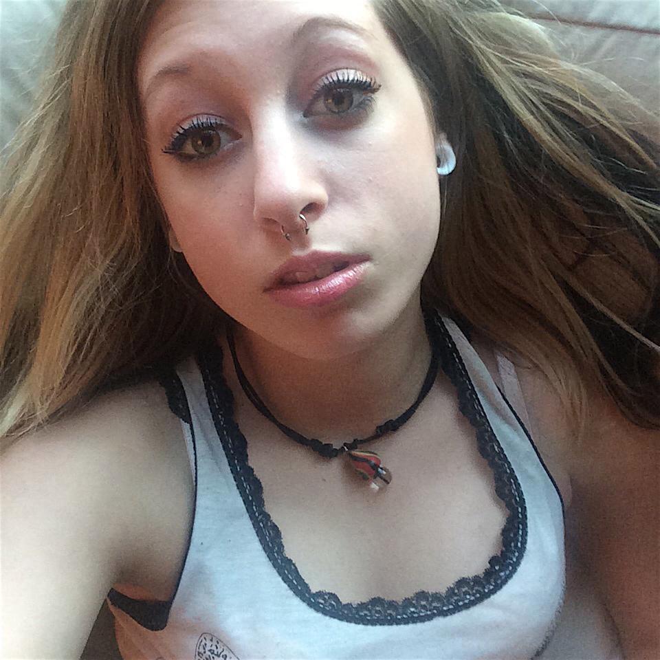Hi i'm Helen, I'm addicted to chocolate and i like heavy metal and like to go to raves. ✨