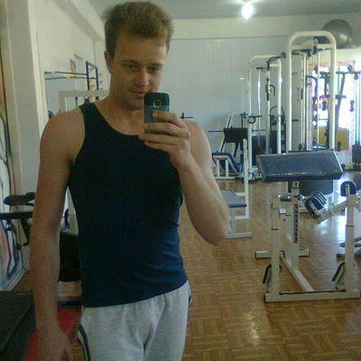 Esqueceram de me contar que eu não posso me jogar nas mãos de alguém, pois mais cedo ou mais tarde as pessoas resolvem partir e eu nunca sei o que faço comigo.