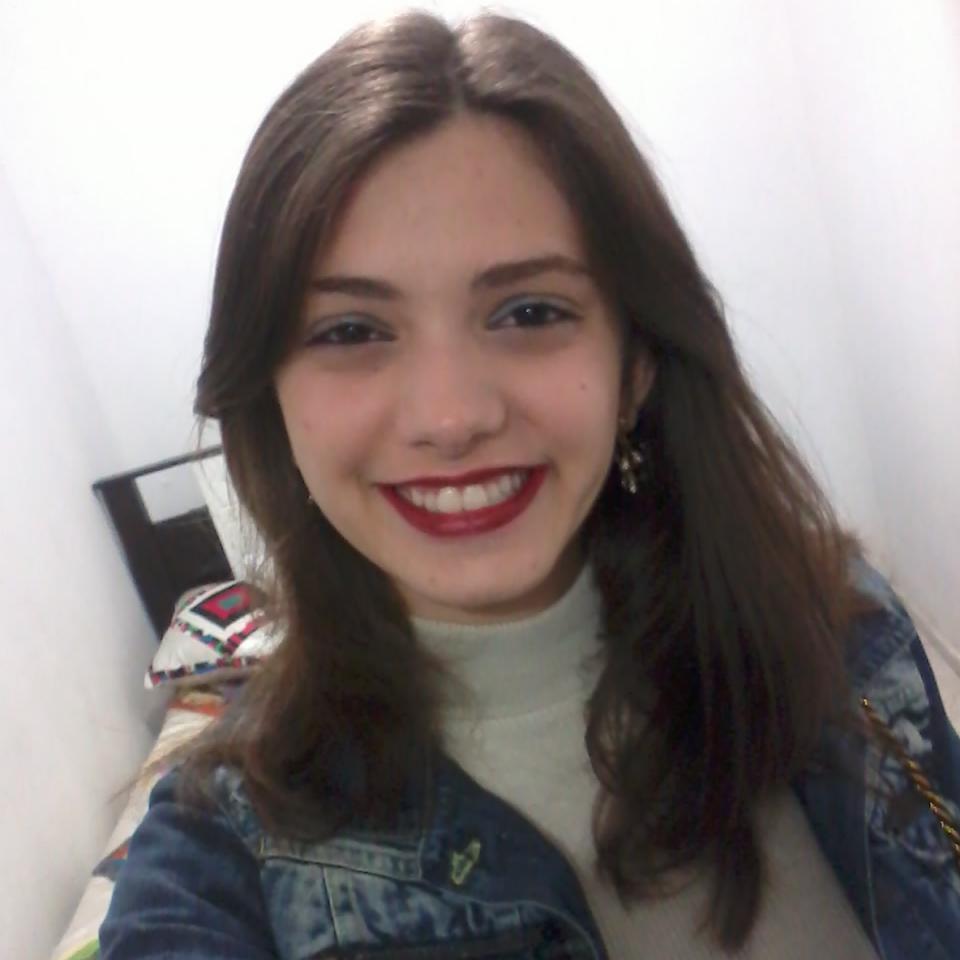 Estudante de Direito da UEPB. Eclética. Extrovertida e com Sorriso Frouxo, afinal, o mundo é meu e eu sou do mundo!