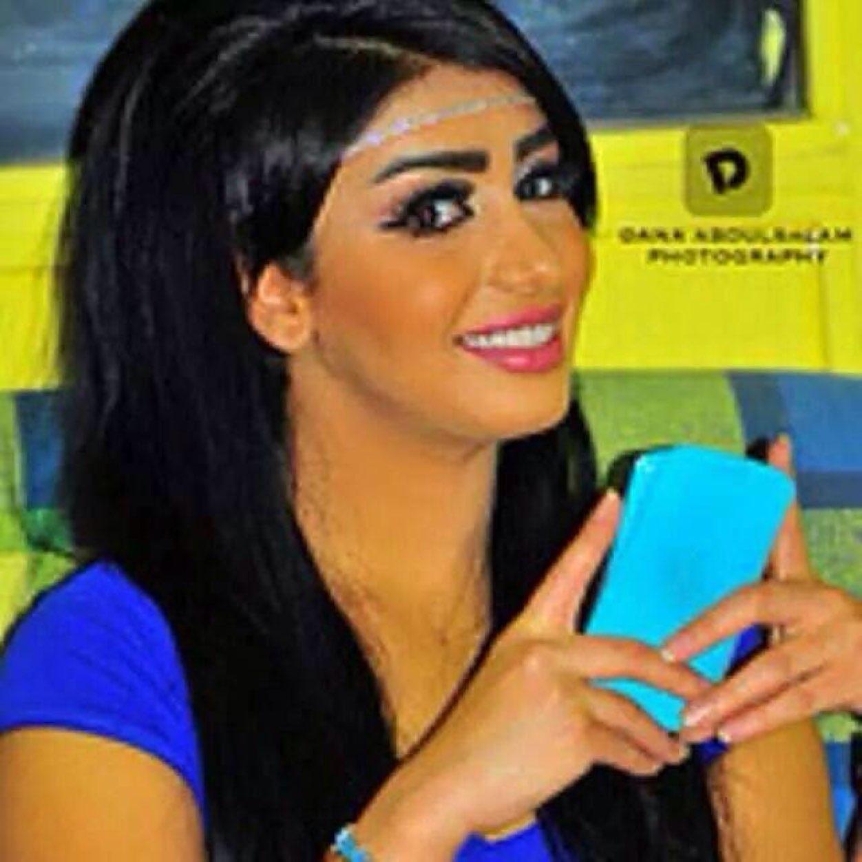 فوتغرافيه مكسوره كامرتها
يعني حزينه ع اخر