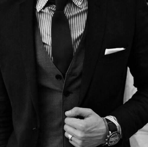 Arrogante, irreverente y poeta. Soy el hombre que toda mujer quiere en su vida. La elegancia no es una moda, sino actitud. Soy Dandy, no Mirrey.