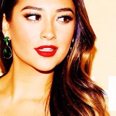 ❝I try not to think. It interferes with being nuts.❞ Badass pyrokinetic and Daughter of Hephaestus. Guys love a bad girl. [Fem!Leo]