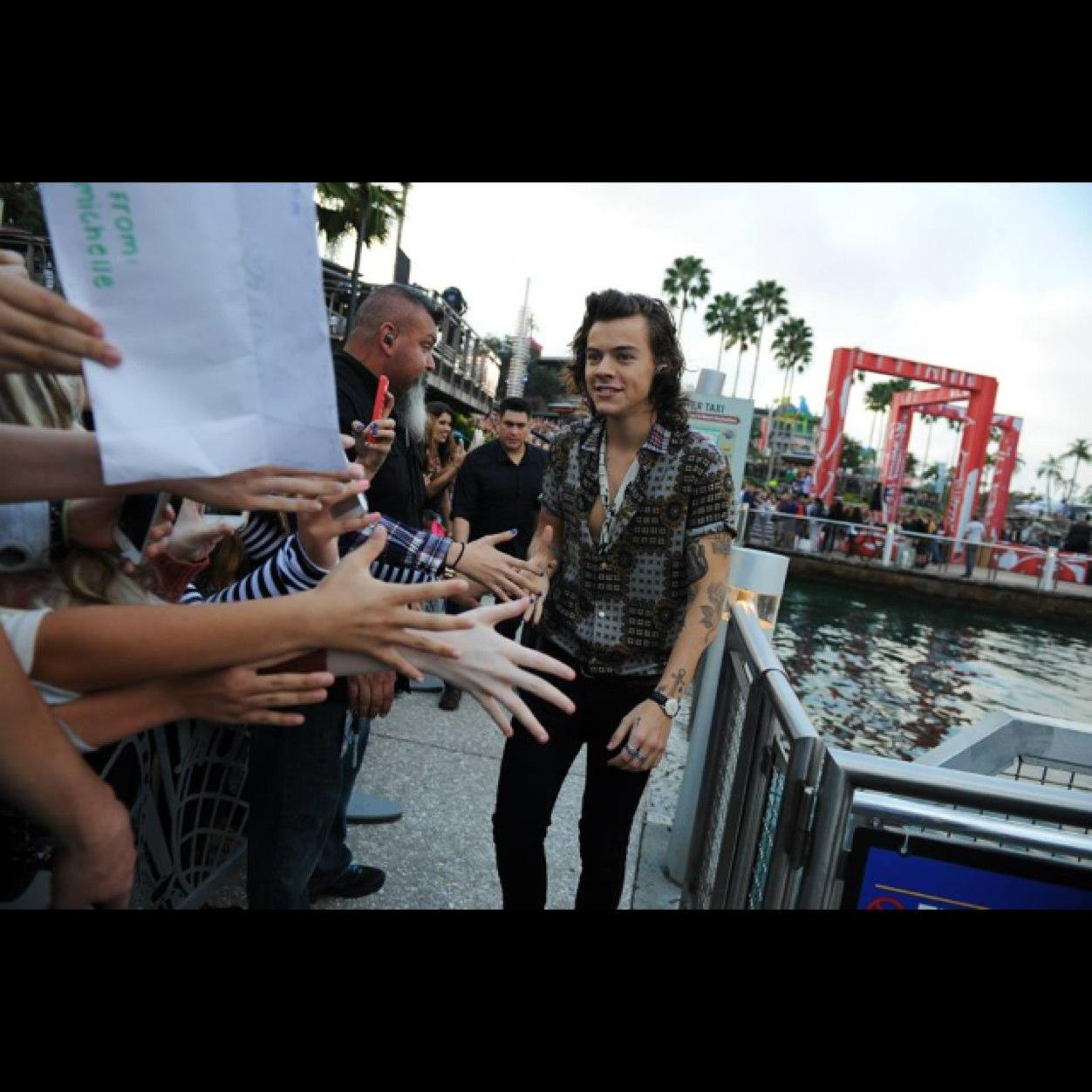 Hi this is a free follow from @harrystyles__s follow her please , thanks love enjoy your day :)(: