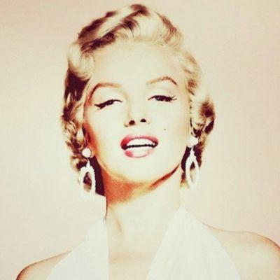 ‏‏حلوه حياتي فيك، الله يبعد البُعد عنّا..♡