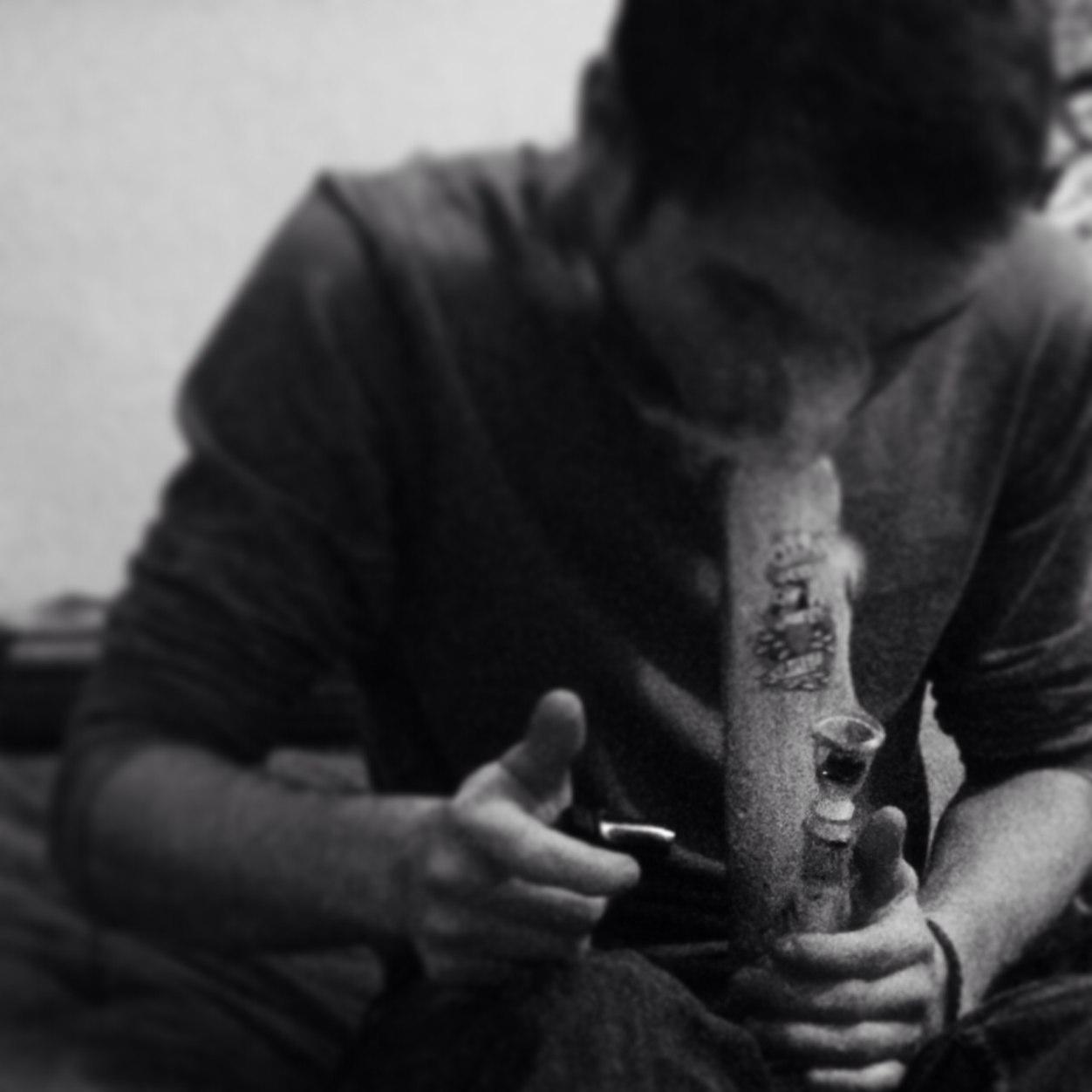 Fumo hierba, pero no por eso soy un yonki, ¿o sí? —¿Por qué todos tenéis un número aquí? — Os contaría algo sobre mí, pero es que soy muy mío.
