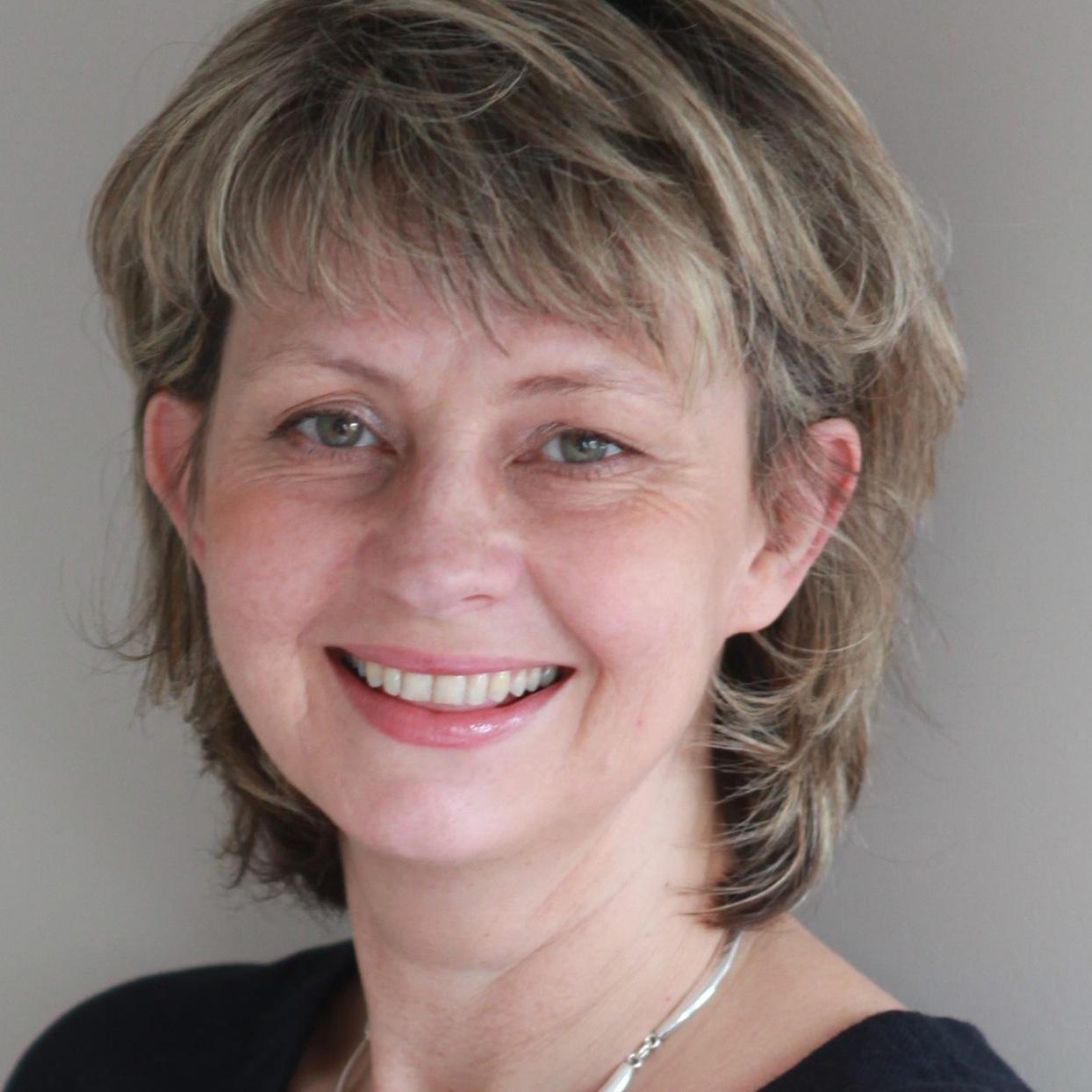 journalist, editor of Deco eco interiors mag,  ex BBC radio, idFX magazine... 2 kids...