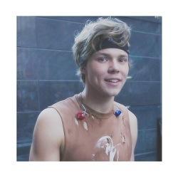YOU ARE AWESOME PLS FOLLOW @fvckinbands_ and @5secsofbands__ ILY
