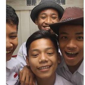 Bersedih dengan orang yg tepat lebih baik daripada berbahagia dengan orang yg salah. Bijaklah dlm memilih sahabat.