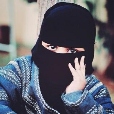 و حين يحين رحيليُ : هِبّ لي يـ الله من يذكر إننَي رسمتّ يوماً ضحكه علىْ شفتيه أو حتىَ بسمه ، فَ يدعواا لي ♡♡'