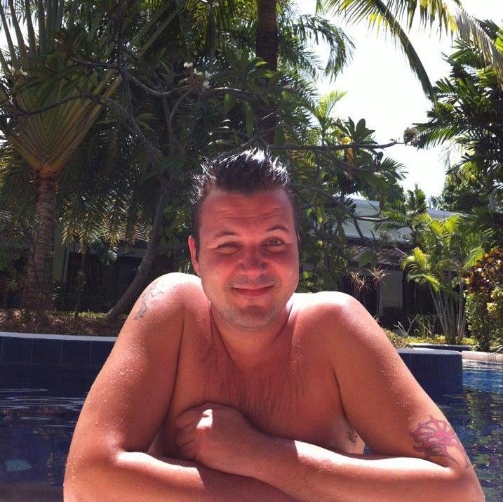 A quite nice man who likes his journey in the world of music, books & people & documents. Éminence grise.