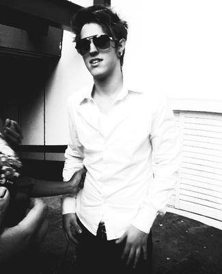 restartunbroken's profile picture. não repassei as correntes do orkut e agora sou fã da demi e da restart