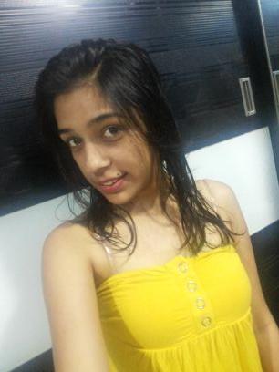 me....beauty wid no brainS, smart but senseless...love d way I Am ....coz I juz loveeee mahself ....mwahZzz