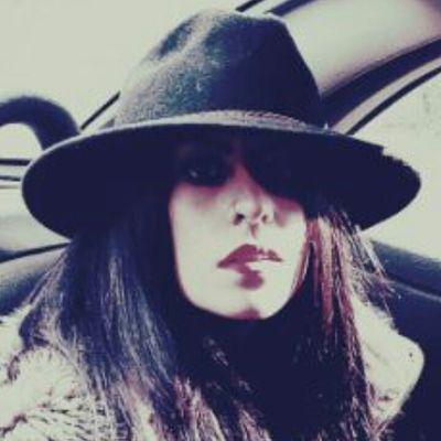 Una mujer solo retrocede para coger carrendilla.