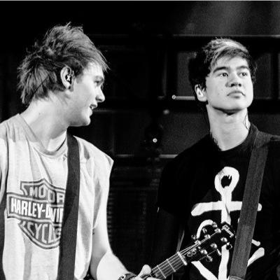 Hello this is a free follow so PLEASE GO FOLLOW @5sosassislife if you ask ill follow back and if you follow already then thank you and ily :):):)