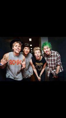 ✖Just 2 girls who are extremely obsessed over 5sos✖