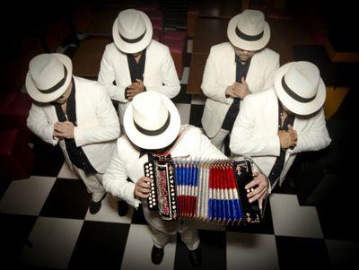 Follow/Siganos @Fulanito