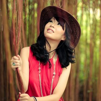 Frequently Fascinating. Entirely Enchanting. Literally Luminuous. Incredibly Insane. 生活像一把镜子，你对它微笑，它也对你微笑 :)