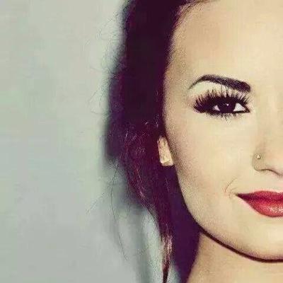 Não se engane com um abraço, com um sorriso, pois os falsos também sabem fazer isso.
Demi Lovato