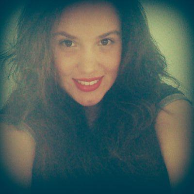 carooll_ne's profile picture. Eu hoje joguei tanta coisa fora vi o meu passado passar por mim cartas e fotografias, gente que foi embora. A casa fica bem melhor assim