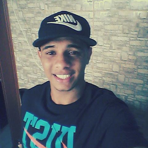 Trabalhador. 22 anos.  Guerreiro do futuro.