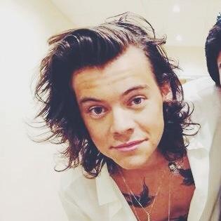 94febhes's profile picture. please follow @94kingharry it would mean alot she'll follow back thank you !