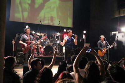 Conoce más de nosotros!
Solicita los servicios de audio, iluminación,transpote y también pregunta por las mejores bandas de musica y los mejores shows visuales!