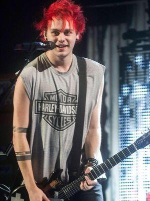 No puedo morir sin haber abrazado a mis 4 aussies (@5SOS), a mi reina (@ArianaGrande), y a mi Ed (@EdSheeran). Gracias por salvarme. Héroes.