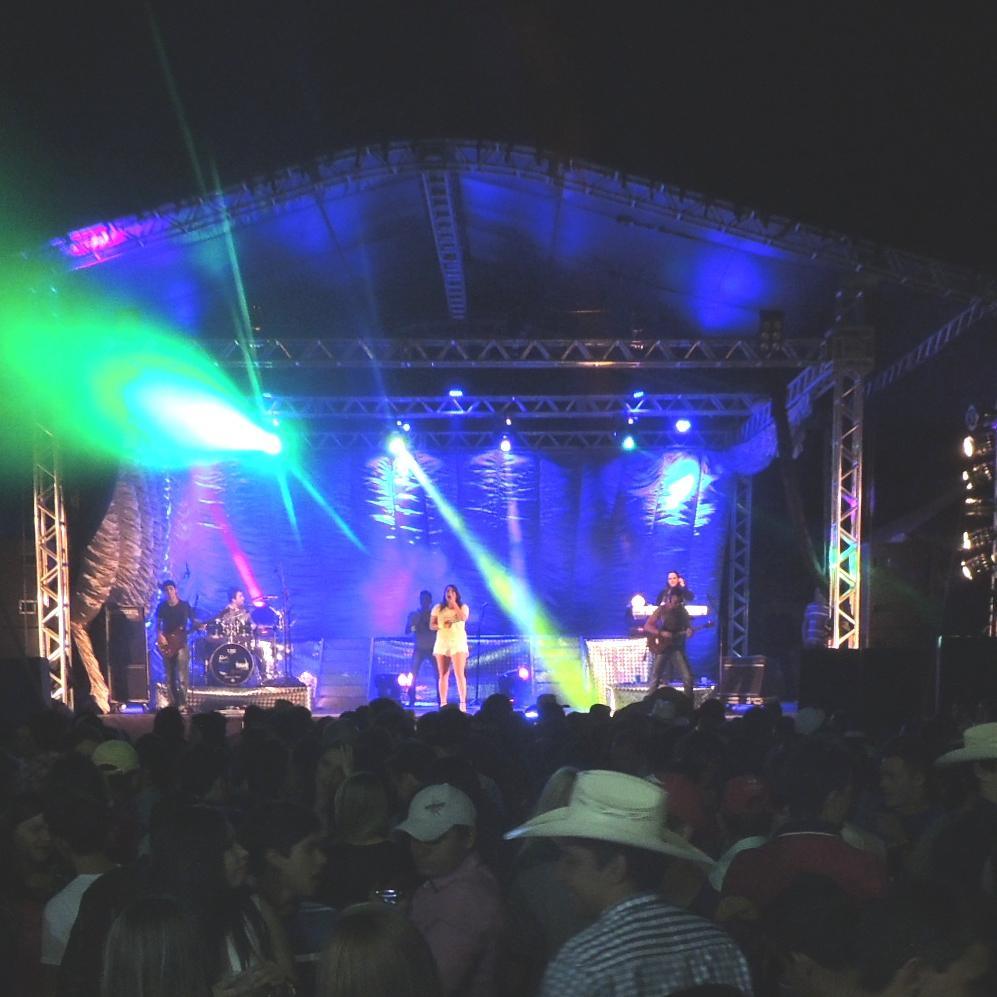 Banda de baile, atua em diversos tipos de eventos, tem repertório atualizado, diversificado.