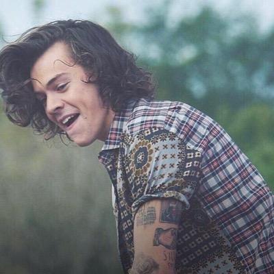 Hello there, instead of following me here, follow me on @lirrycaked for a free follow! I LOVE YOU ALL