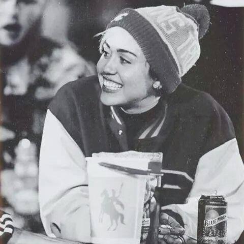 Vou contar uma historinha: Era uma vez a Miley Stewart que era a Hannah Montana,mas então a Hannah foi assassinada e assim nasceu  uma Maconheira que eu amo!Fim