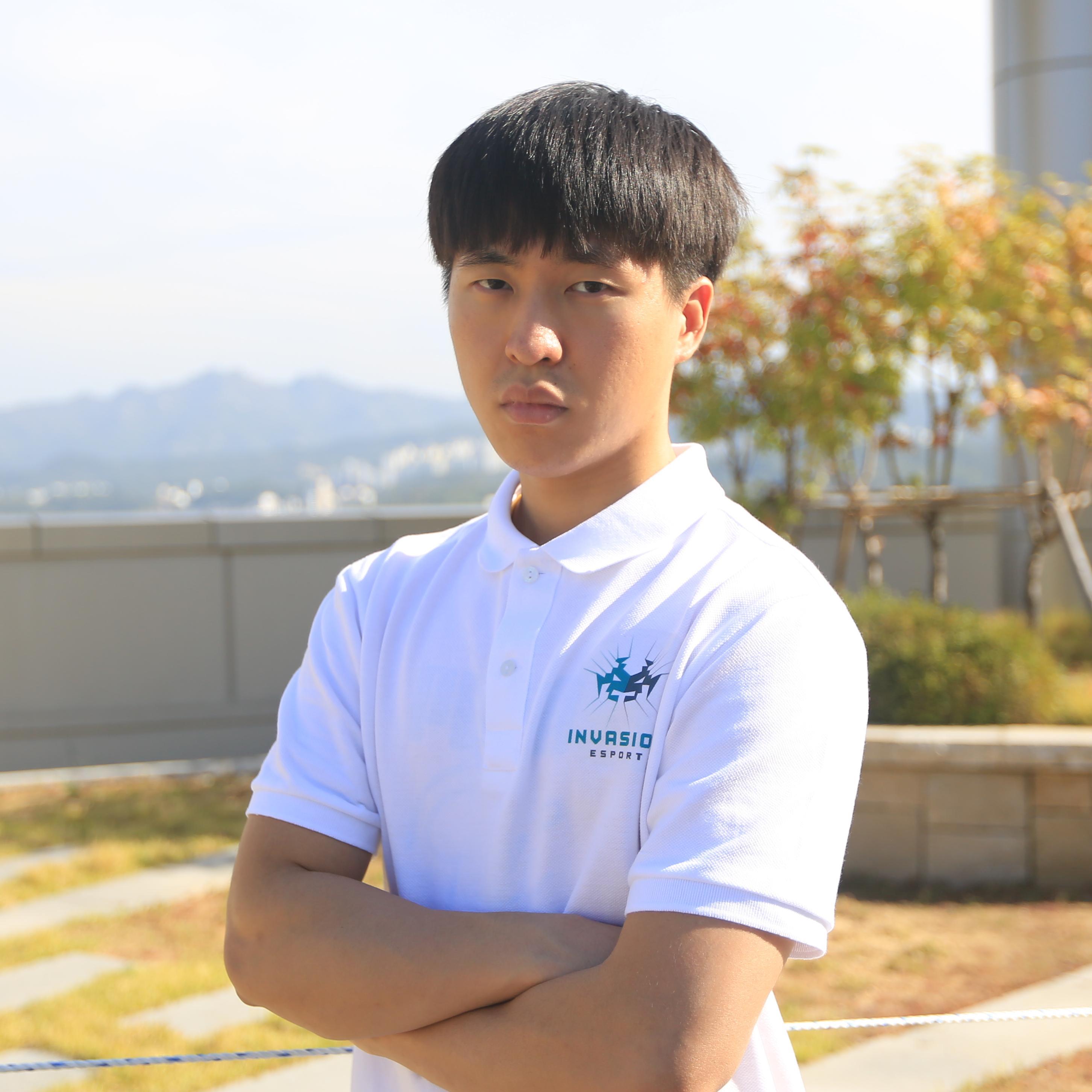 Hello my name is Seo Seongmin, i'm a sc2 pro-gamer playing for the team invasion eSport.