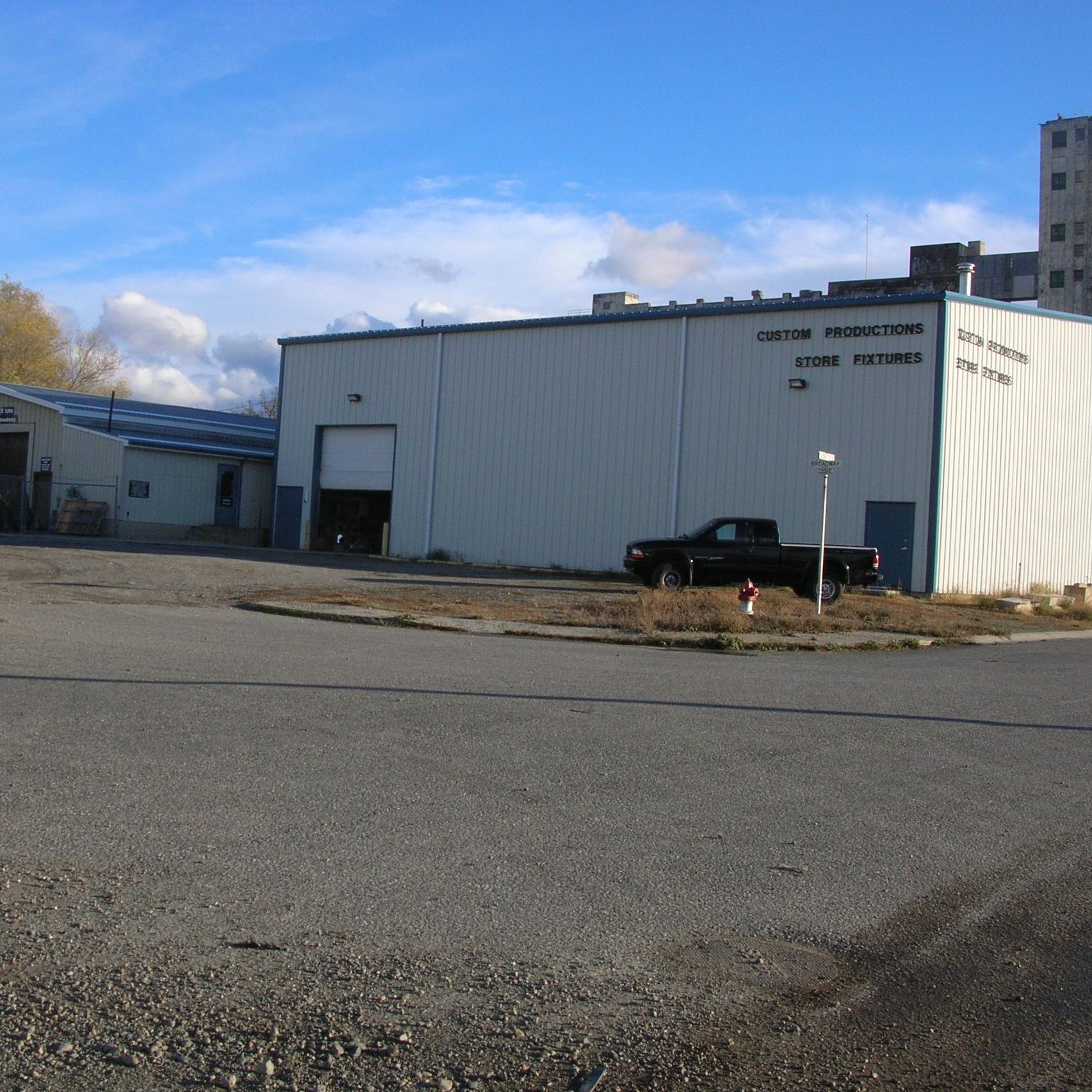 storefixturesr's profile picture. sell new and used store fixtures glass display cases , bags , tags , labels ,  shelving , clothing racks , slotwall , gridwall ,  pegboard  , hooks ,