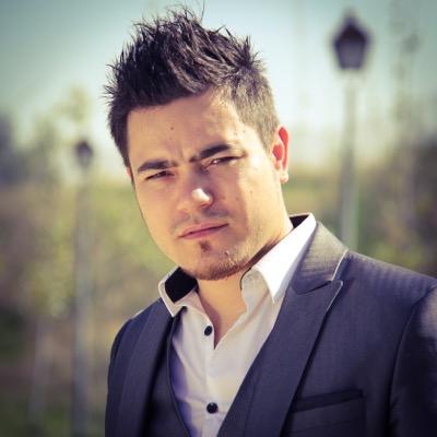 Cantante y compositor nacido en bs as. El 7 de junio de 1984 Productor en @daremmusic y profesor de canto particular. Director musical de Nueva vida.
