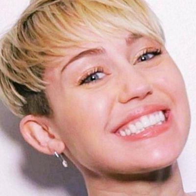 Smiler. te sigo desde pequeña, no te dejaré ni en tus peores momentos, idola. MILEY MILEY MILEY MILEY MILEY