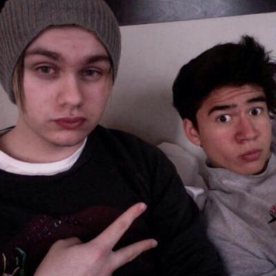 ''falei pra minha mae q eu sou 5sosfam e ela abriu as pernas mandando eu voltar pro utero, nao entendi''