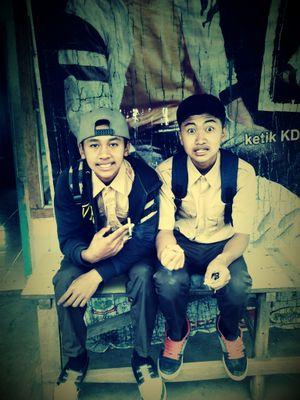 skatepunks adalah anak punk yang suka main skateboard